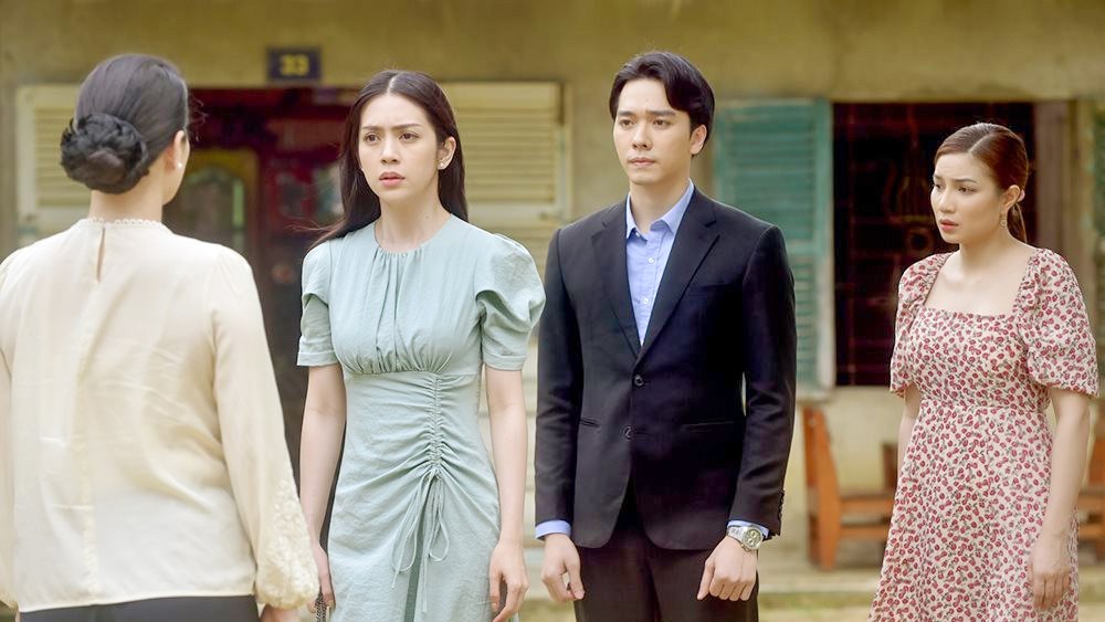 Ngọc Trúc (Thiên Nga, thứ hai từ trái) trong phim Trên cả tình thân